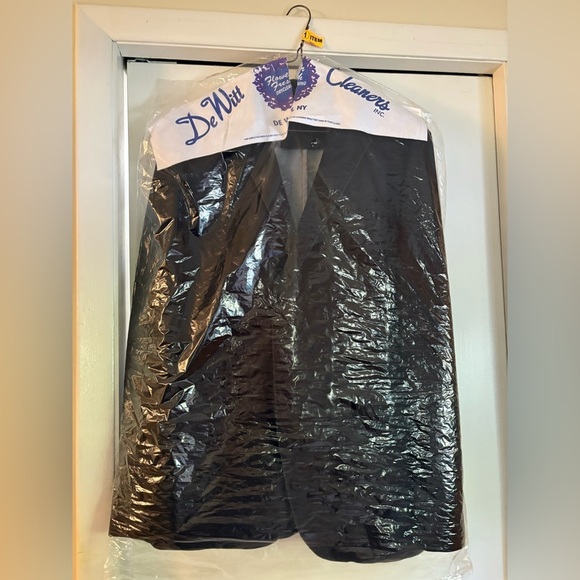 Stylish Classic Hugo Boss Charcoal
Casual Black Blazer for Men
Traditional fit - Picture 10 of 10